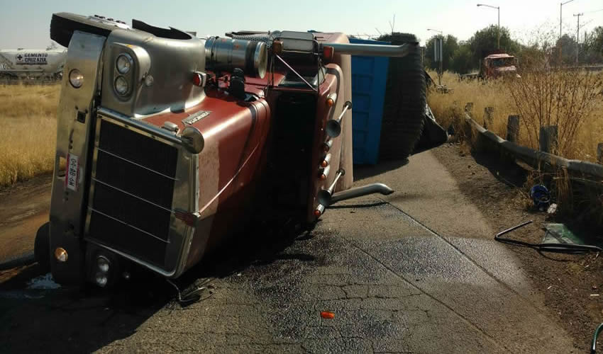 El tráiler Kenworth quedó volcado sobre su costado izquierdo
