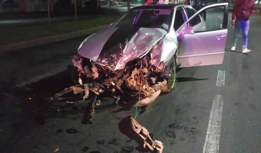 El vehículo Seat León plateado sufrió severos daños en su parte frontal