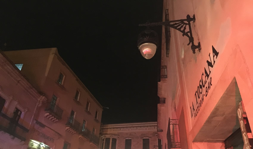 En un recorrido que realizó Página 24, se pudo constatar que en la calle Víctor Rosales, callejón del Santero, plazuela Miguel Auza y la calle que lleva el mismo nombre están en penumbras, debido a que las lámparas estaban apagadas (Foto Cristo González)