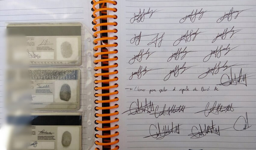 Credenciales para votar y cuaderno con ejercicios de firmas, que portaba el falsificador