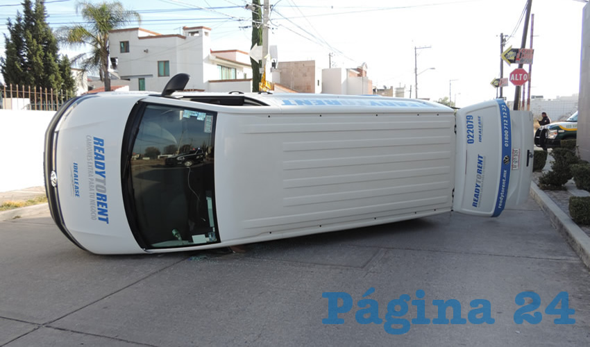 Sobre su costado izquierdo quedó la Volkswagen Transporter