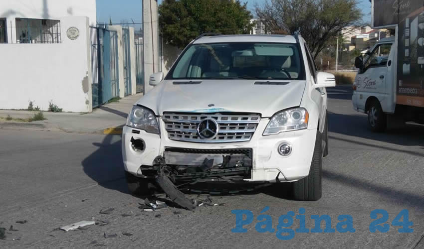 La camioneta Mercedes Benz sufrió daños en su parte frontal