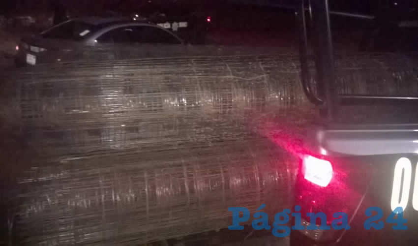Aspecto de los rollos de malla recuperados por polic&iacute;as preventivos