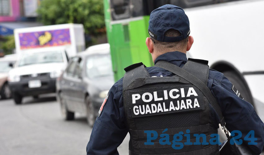 Oficiales tapatíos “guardaron el orden” durante los festejos del nuevo año, aunque en uno de los casos, cuando liberaban una vialidad de la colonia Analco tomada por vecinos, fueron agredidos por los mismos, quedando dos uniformados heridos/Foto: Cortesía 