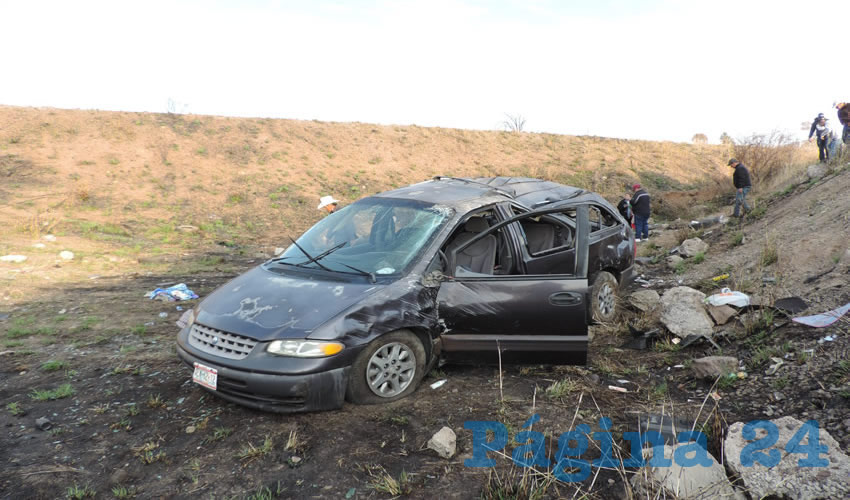 Esta camioneta se desbarrancó cuando provenía del aeropuerto Jesús Terán; sus seis tripulantes fueron hospitalizados