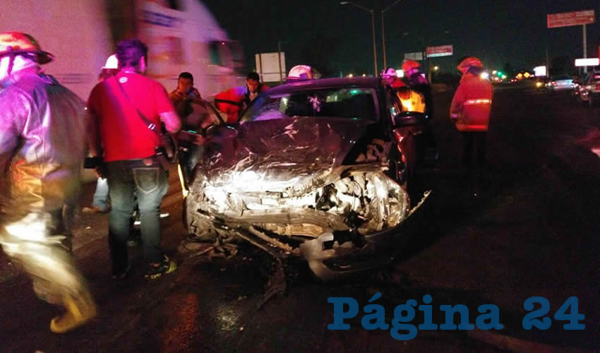 Daños en la parte frontal sufrió este automóvil que se dirigía hacia el sur sobre la carretera Panamericana