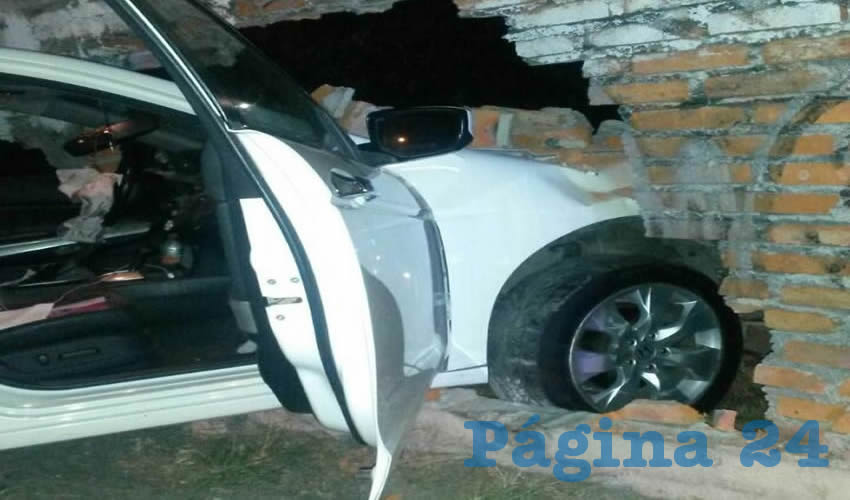 El Honda Civic colision&oacute; en la esquina de avenida Aguascalientes sur y calle Ignacio Valtierra