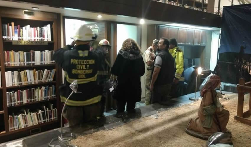 La administradora de la biblioteca explicó que las mayores pérdidas en el recinto ocurrieron en una bodega donde se guardaban las compras recientes, ya que fue por esta habitación por donde los bomberos metieron las mangueras para sofocar el incendio/Foto: Cortesía 