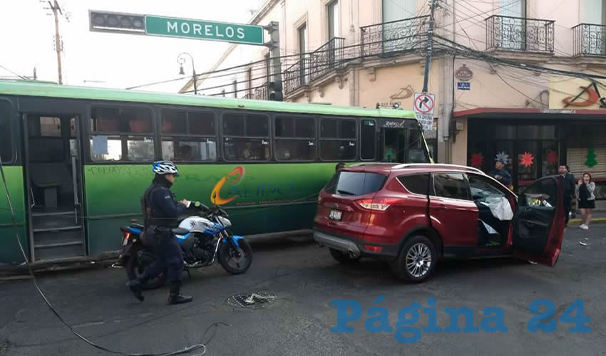 La conductora del Ford Escape hizo caso omiso al sem&aacute;foro y se estamp&oacute; contra el autob&uacute;s