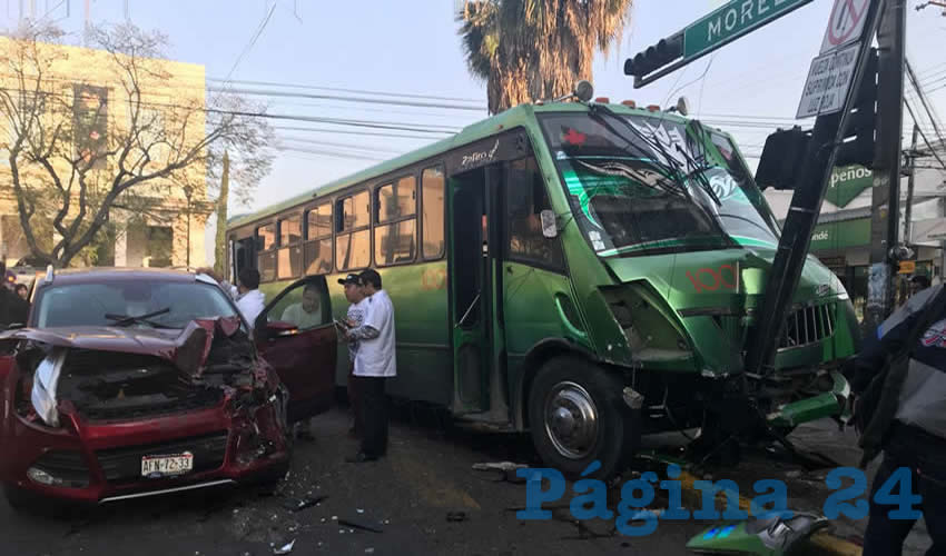 A consecuencia del encontronazo, el cami&oacute;n se estrell&oacute; contra el poste del sem&aacute;foro
