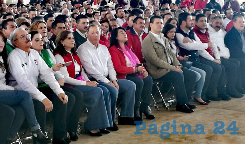 El precandidato, llegó manejando su camioneta, acompañado por un fuerte operativo de seguridad, que no lo dejó solo en ningún momento, extraoficialmente se hablan de por lo menos 30 elementos de seguridad (Foto Merari Martínez Castro)
