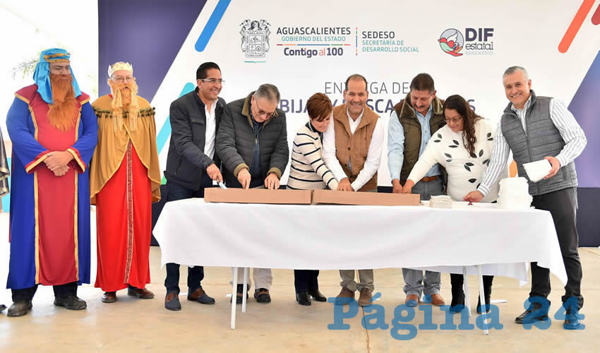 El gobernador Martín Orozco Sandoval, y la presidenta del DIF Estatal, Yolanda Ramírez de Orozco, en gira por municipios, presidieron la entrega de cerca de mil roscas de reyes para los 29 centros CRECER