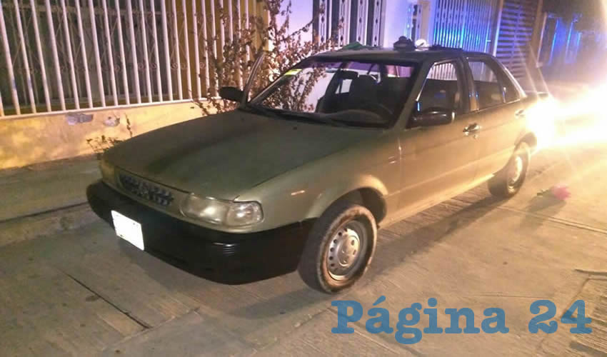 El vehículo Nissan Tsuru que robaron Antonio de Jesús, Víctor Manuel y Judith