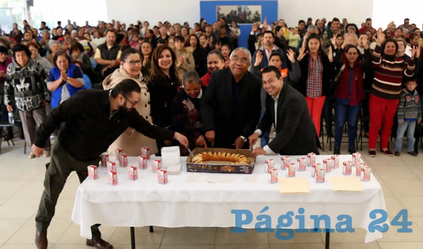 El presidente del DIF Municipal de Aguascalientes, Ramón Jiménez Peñaloza, compartió la tradicional Rosca de Reyes con integrantes del voluntariado