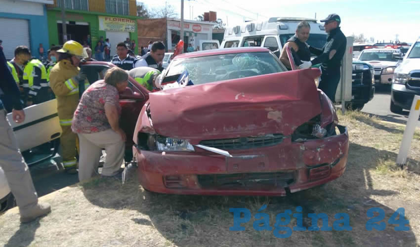 Tras la colisi&oacute;n, el Nissan Altima sufri&oacute; da&ntilde;os en su parte frontal