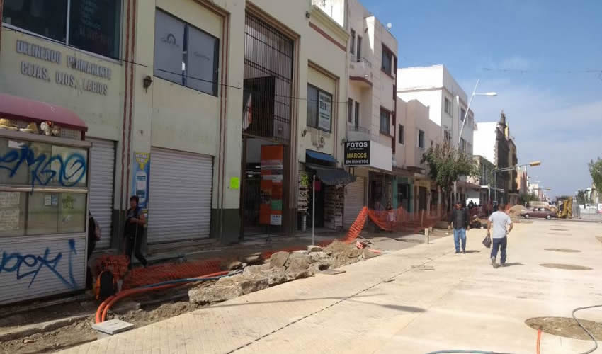 Los locatarios de la zona de avenida Alcalde están sufriendo la gota gorda por las obras de peatonalización en la que fuera una vialidad densamente transitada; dudan que al impedir el paso a automotores los tapatíos vayan caminando para consumir en sus negocios/Foto: Archivo Página 24
