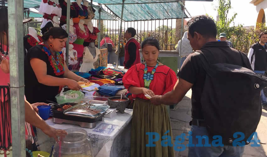 Un grupo de ciudadanos se decidió a apoyar a personas en pobreza extrema; les prepararon alimentos y entregaron en la Plaza Tapatía, pero un grupo de inspectores tapatíos impidieron que siguieran realizando su altruista labor/Fotos: Francisco Tapia