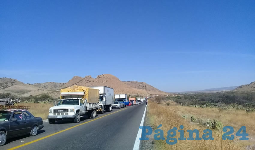 El camión se volcó tras estamparse contra un tráiler que invadió el carril