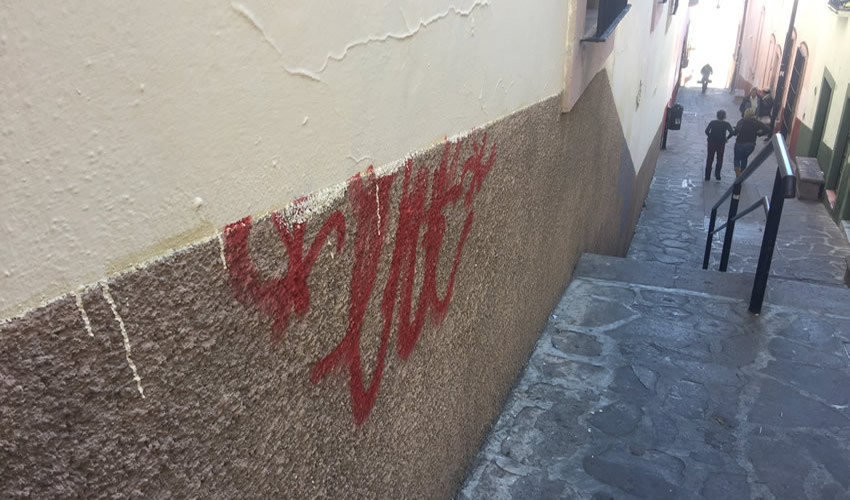 Las pintas en paredes del Centro Histórico afectan la imagen de este punto de la ciudad por donde circulan turistas que en la foto del recuerdo se llevan en sus imágenes los grafitis que los vándalos hacen en la capital (Foto Cristo González)