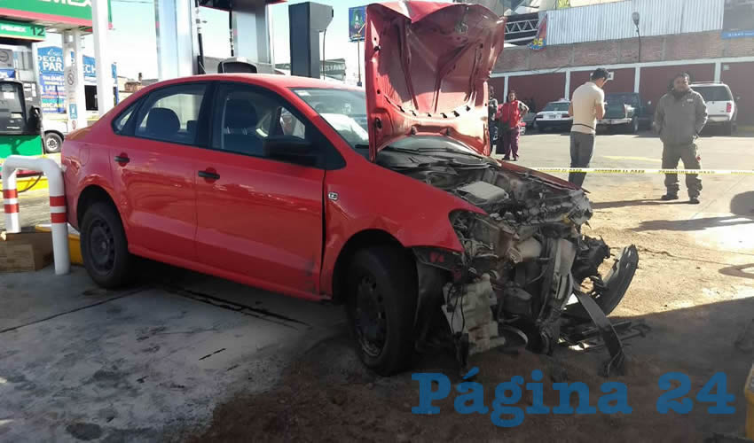 Con el frente destrozado quedo el veh&iacute;culo Volkswagen Vento