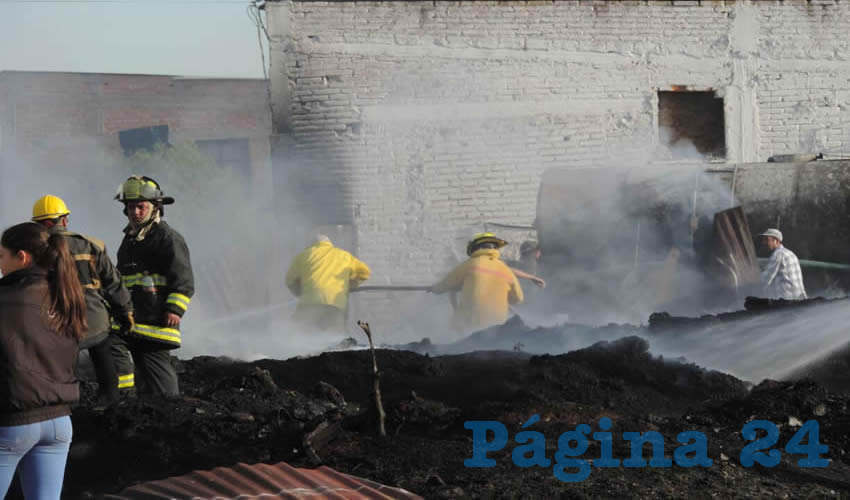 Por alrededor de dos horas se extendieron las labores de los bomberos