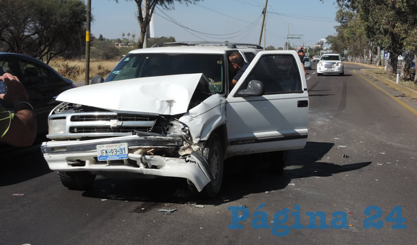 La camioneta Chevrolet Blazer choc&oacute; por alcance, en un accidente colateral