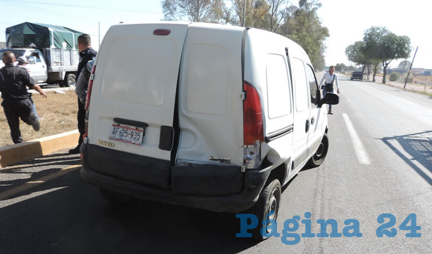 El veh&iacute;culo Renault Kangoo fue embestido en su parte posterior