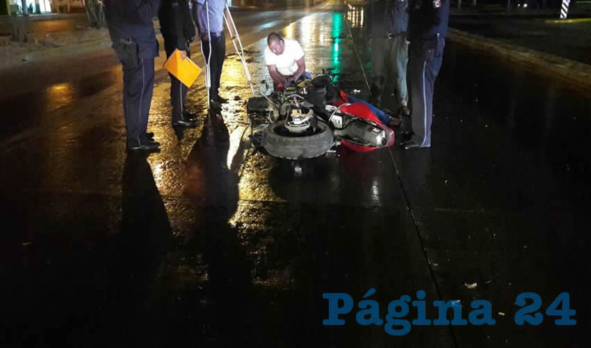 El conductor cay&oacute; aparatosamente sobre el asfalto, por lo que fue hospitalizado