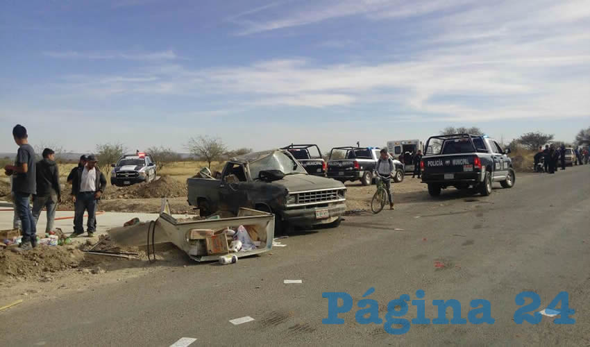 La camioneta embistió a dos motociclistas, sobre la carretera estatal 54