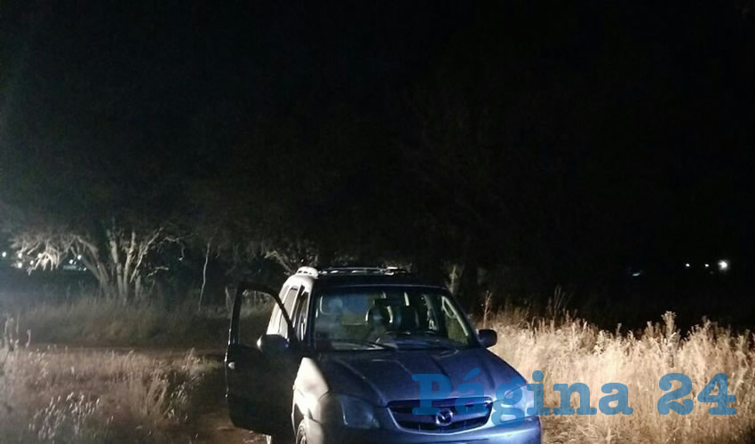 Elementos de las policías Municipal y Estatal llegaron al lugar, donde confirmaron que al interior de una camioneta Mazda Tribut, color dorado, con placas de circulación del Estado de Nuevo León, se encontraba el cuerpo de un hombre sin vida. (Fotos: Cortesía)