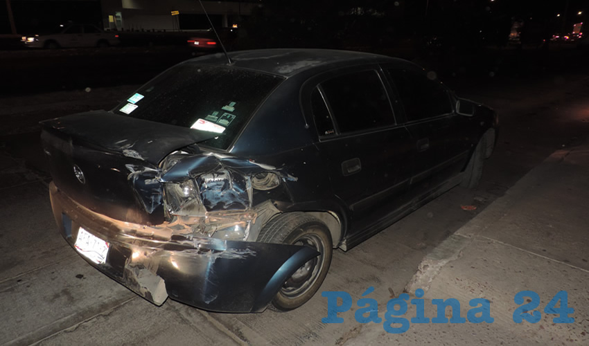 El auto Chevrolet Corsa, con daños en su parte trasera