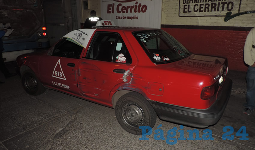 El taxi 878 resultó con daños en su costado izquierda