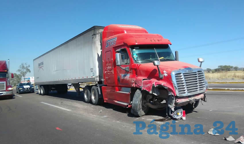 El tractocamión presentó daños en su parte frontal