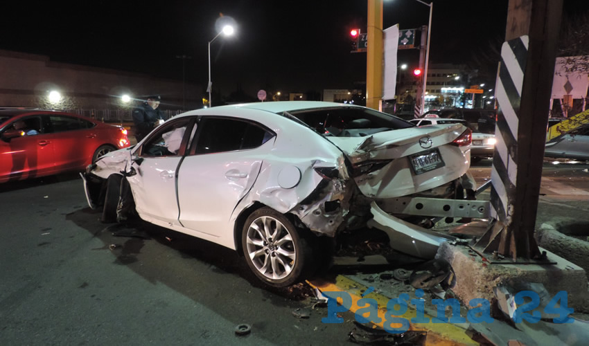 El Mazda se fue a estrellar contra la base y el poste de un semáforo