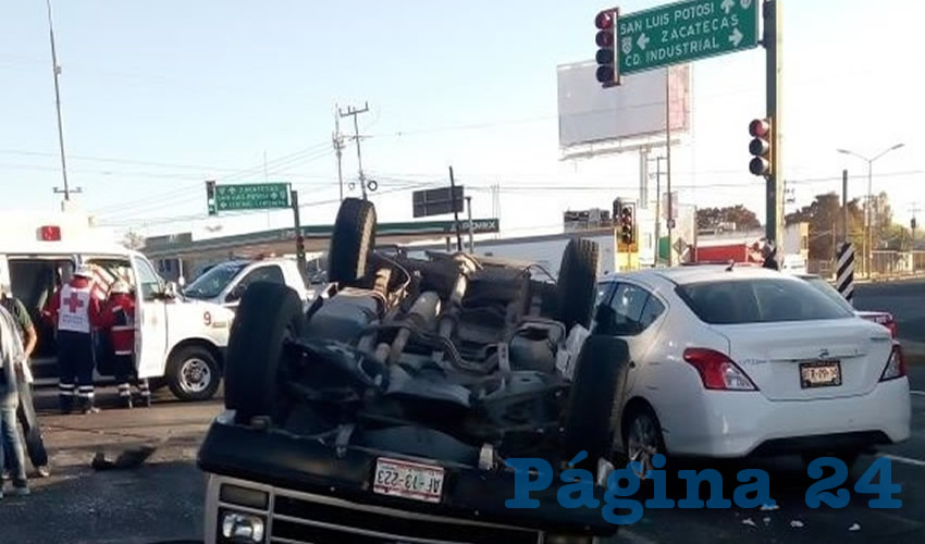 La camioneta Ford Explorer qued&oacute; volcada sobre su toldo