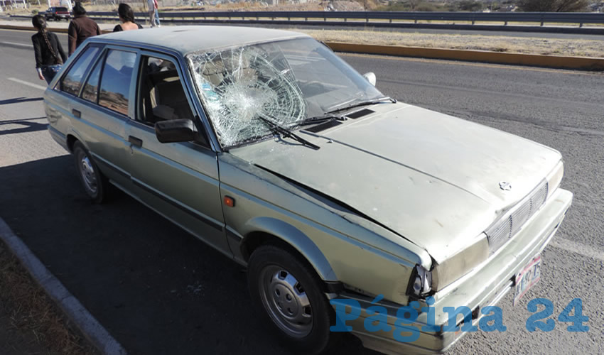 El hoy occiso fue embestido brutalmente por este autom&oacute;vil Datsun