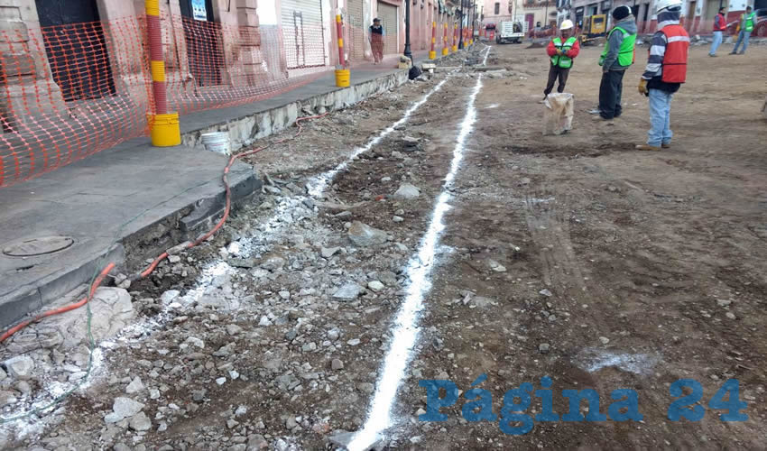 Es notorio que la remodelación ya comenzó, y aunque exista espacio para que el peatón transite, así como espacio para que los automóviles pasen, es mínima la presencia de personas que se arriesguen a pasar por ahí (Fotos: Presidencia Municipal)