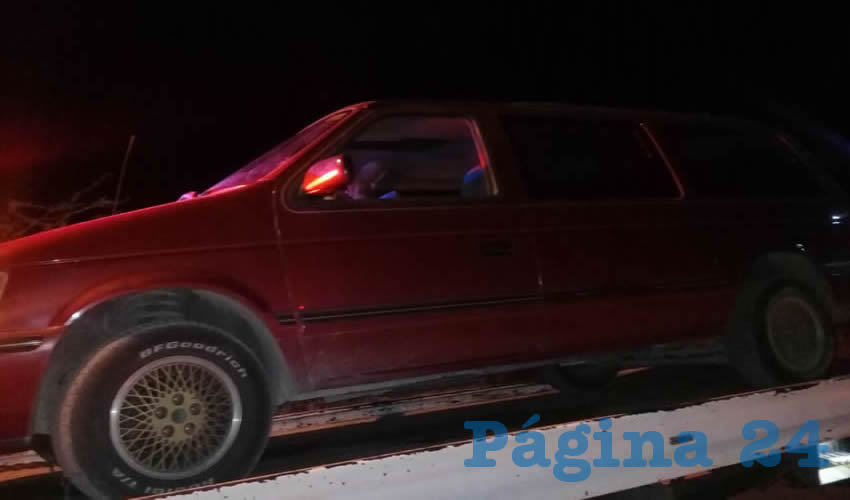 La camioneta Voyager Caravan tinto, modelo 1993