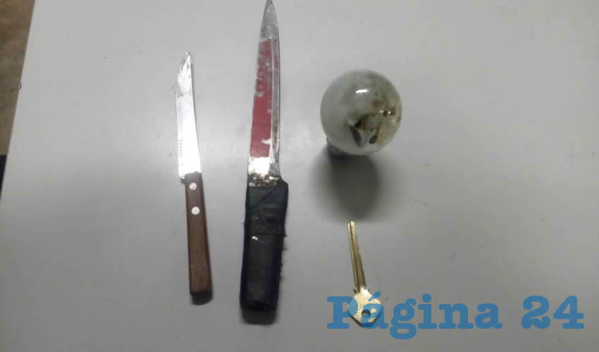 Cuchillos, un foco para fumar y una llave