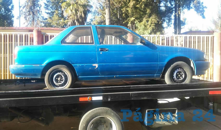 El veh&iacute;culo Nissan Tsuru azul