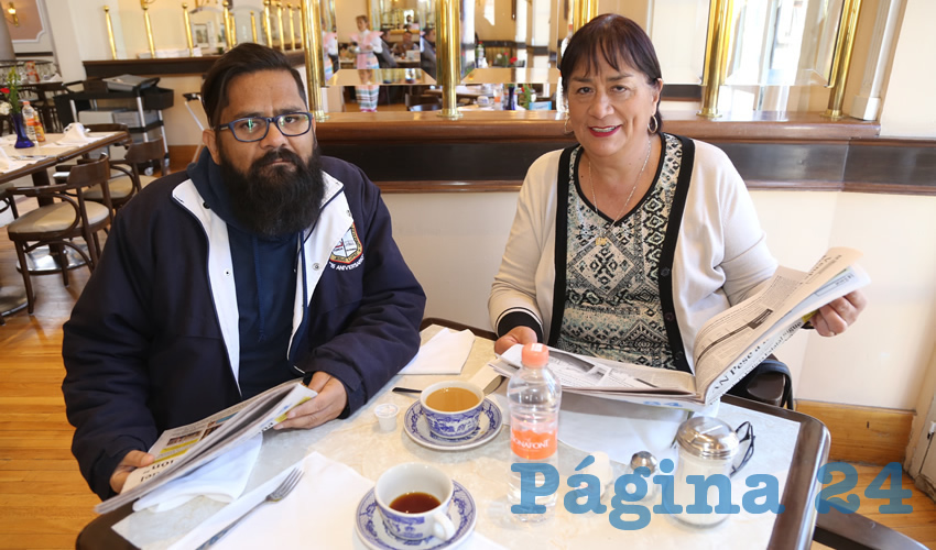 En el Sanborns Francia compartieron el primer alimento del día Sajid Dávila Díaz y su mamá Rebeca Díaz de Luna