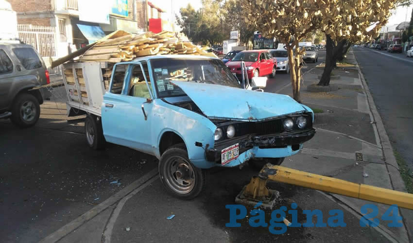 Tras evitar atropellar a la fémina, la camioneta se estampó contra un poste