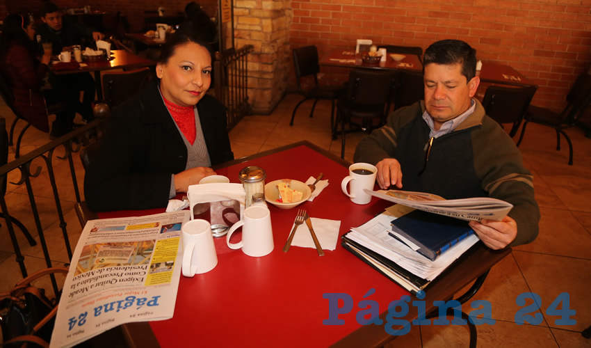 En Las Antorchas desayunaron Margarita Salas de la Trinidad, titular de la Oficina Ejecutiva de la alcaldesa Tere Jiménez; y Joel Palos Vargas, contador publico