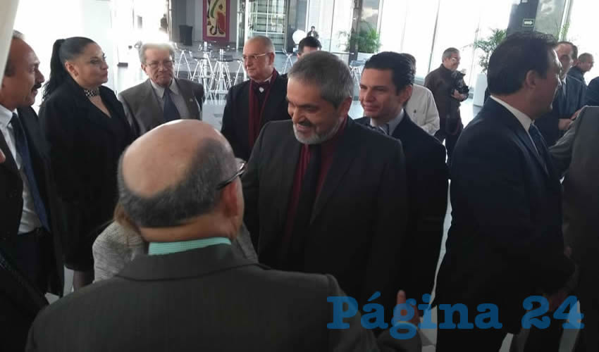 Alfonso Gómez Godínez, secretario de Educación, dijo que más allá de todos sus esfuerzos por inhibir la venta de comida chatarra dentro de planteles, se ha detectado la venta afuera de un porcentaje importante de escuelas, pero al no tener atribuciones pidió la cooperación de los municipios/Foto: Francisco Andalón López