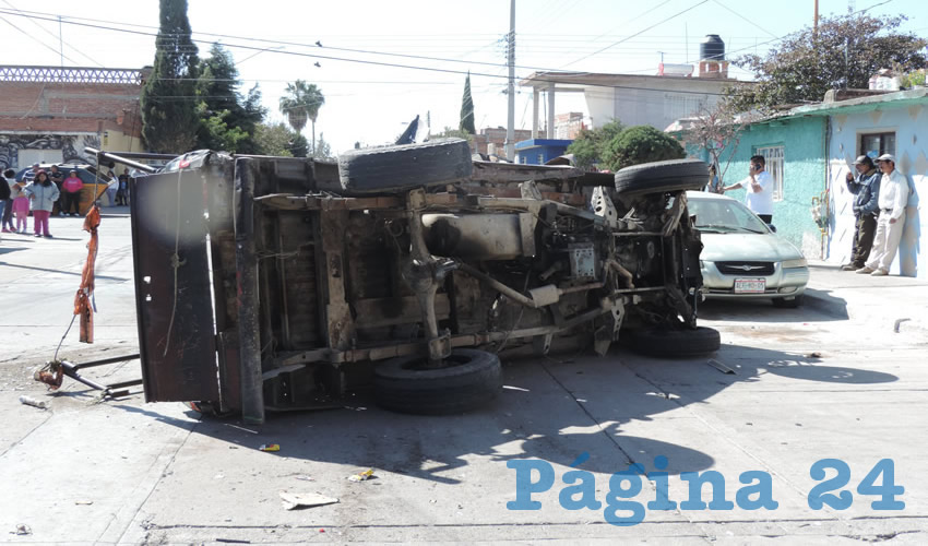 La camioneta Datsun se volcó sobre su costado izquierdo
