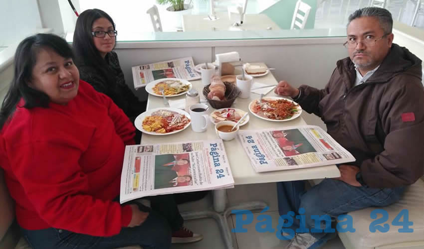 En el restaurante Del Centro desayunaron Claudia Raquel Muñoz López, Xochiquetzal García Muñoz y José Ramón García Arámbula