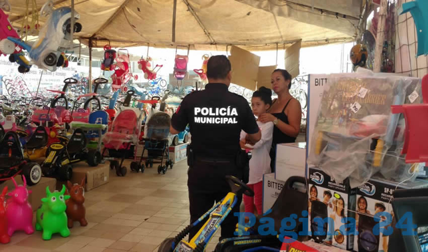 Los policías municipales realizan revisión de personas en actitud sospechosa, así como de vehículos sin placas de circulación.
