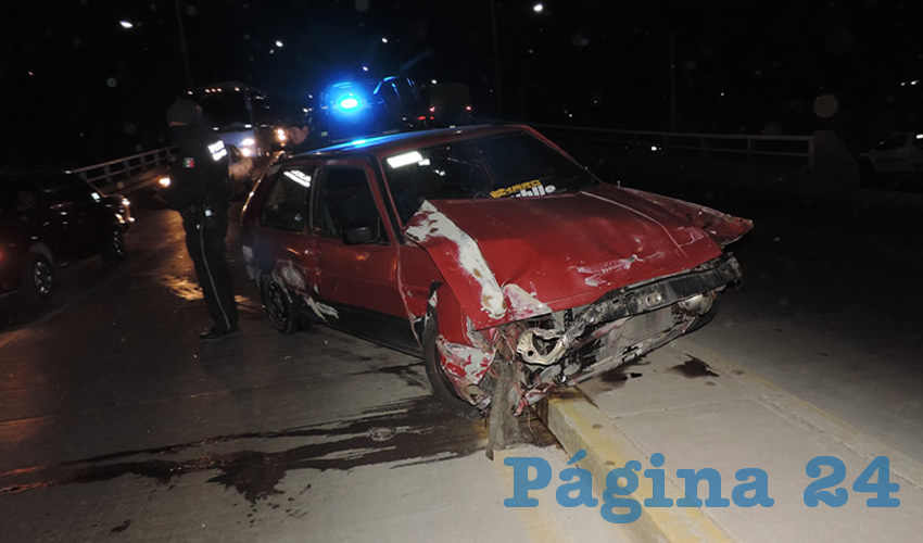 El Volkswagen Golf qued&oacute; destrozado en su parte frontal 