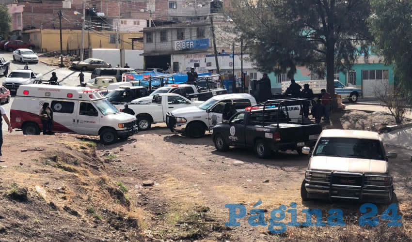 Como siempre sucede, el lugar se llenó de patrullas y policía, sin plan alguno para siquiera intentar detener a los responsables de triple homicidio cometido a balazos; Zacatecas está convertido en el imperio de la impunidad (Fotos: Alberto Núñez Hernández )