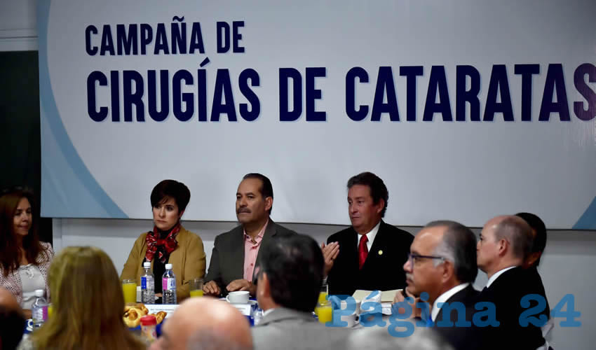 El gobernador del Estado Martín Orozco Sandoval y la presidenta del DIF Estatal, Yolanda Ramírez de Orozco, pusieron en marcha la etapa de Cirugías de Cataratas